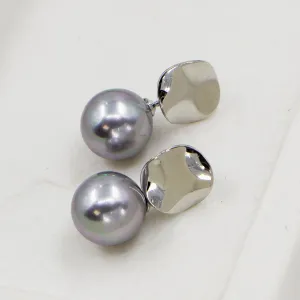 Classic pearl earring with contemporary smooth post