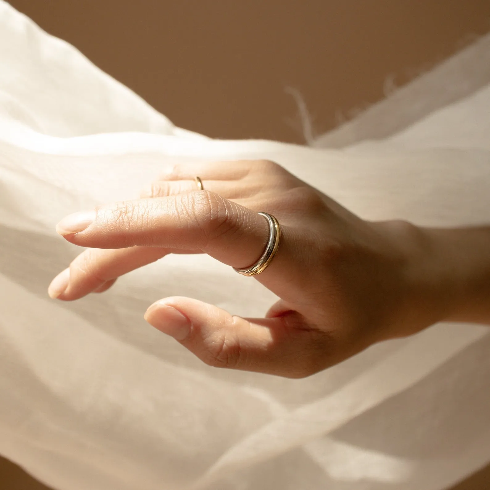 Delicate Knuckle Ring: Minimalist Beauty