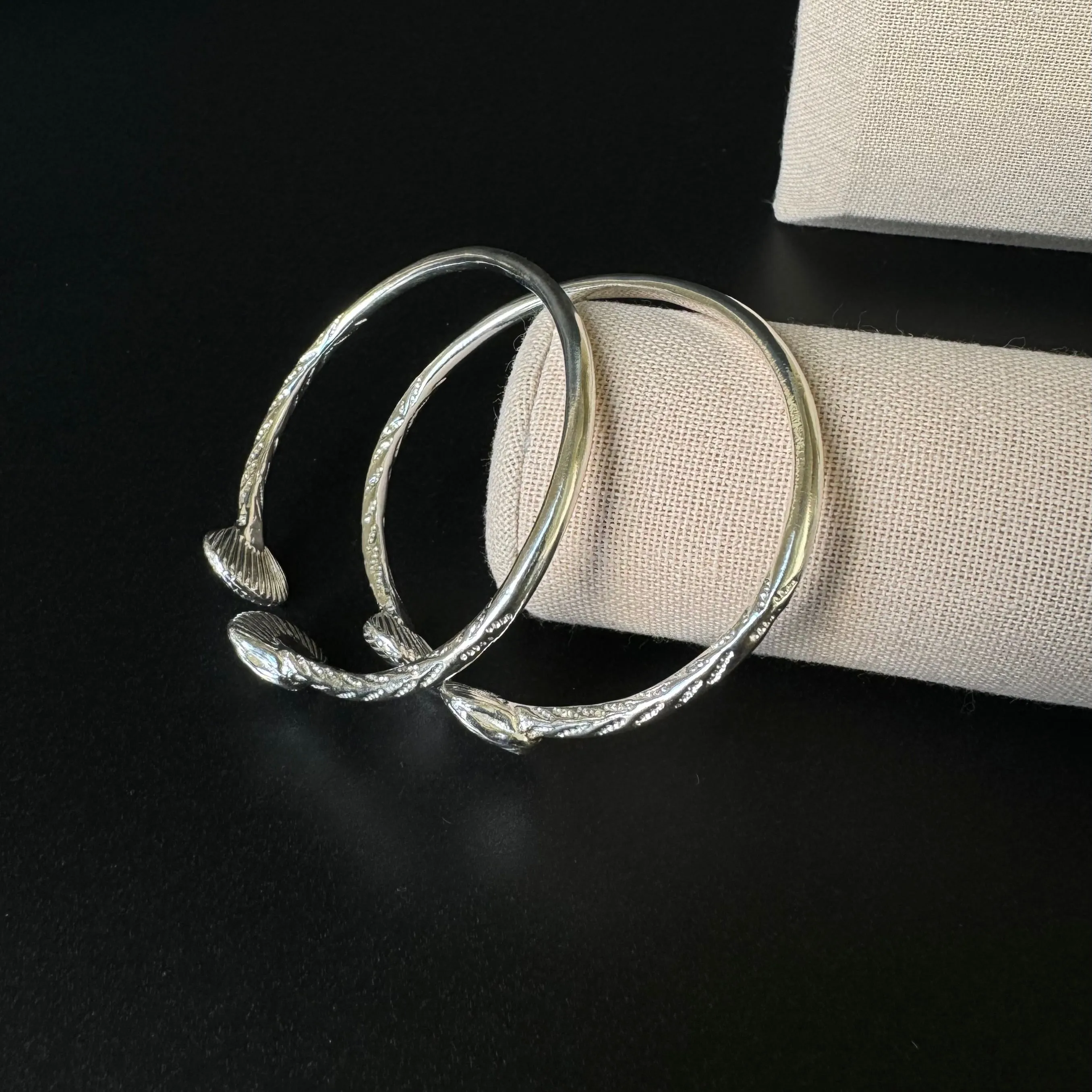 Elegant Sea Shell Scallop .925 Sterling Silver West Indian Bangles, 1 pair
