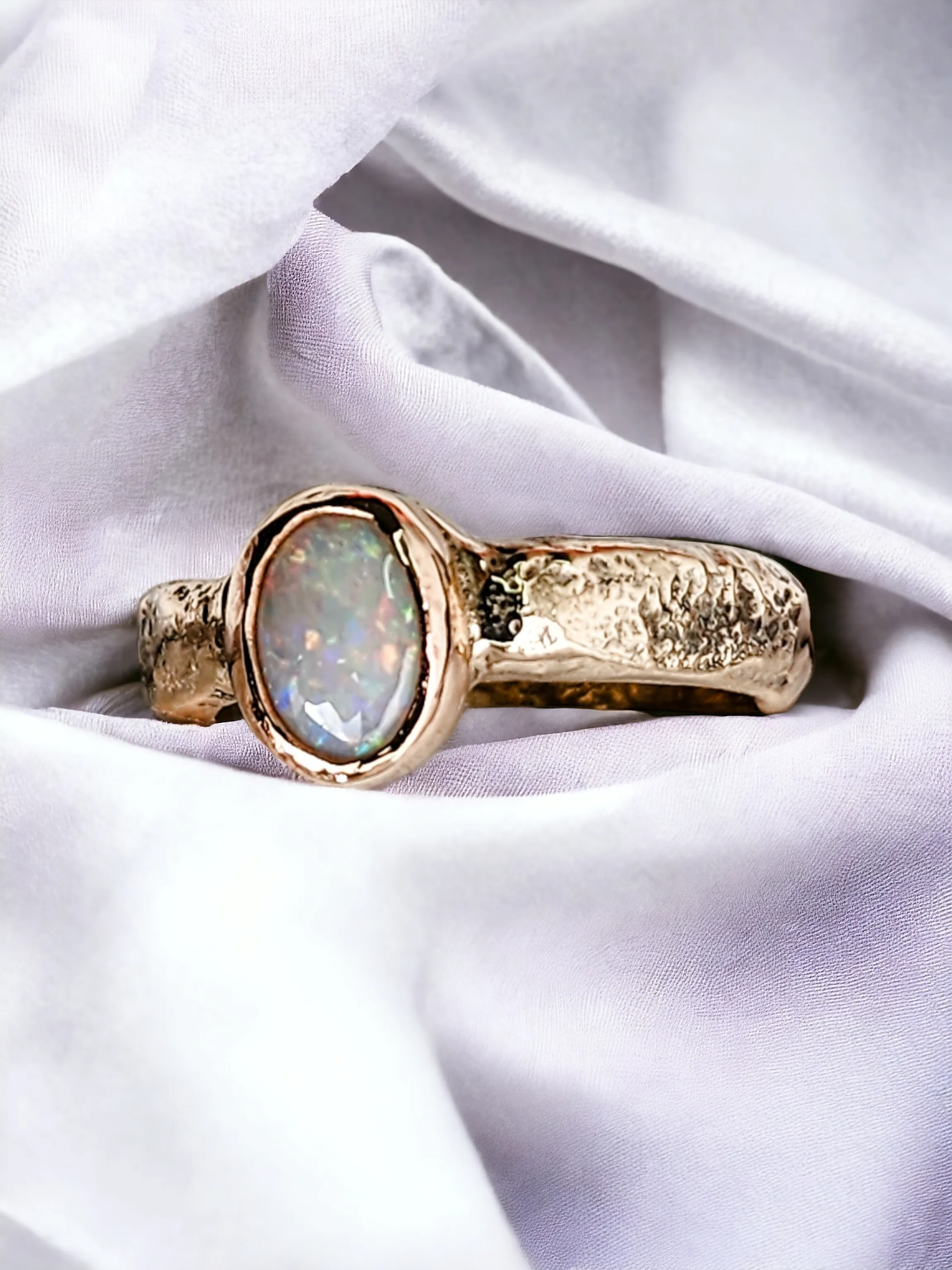Lightning Ridge Opal ring - Gold