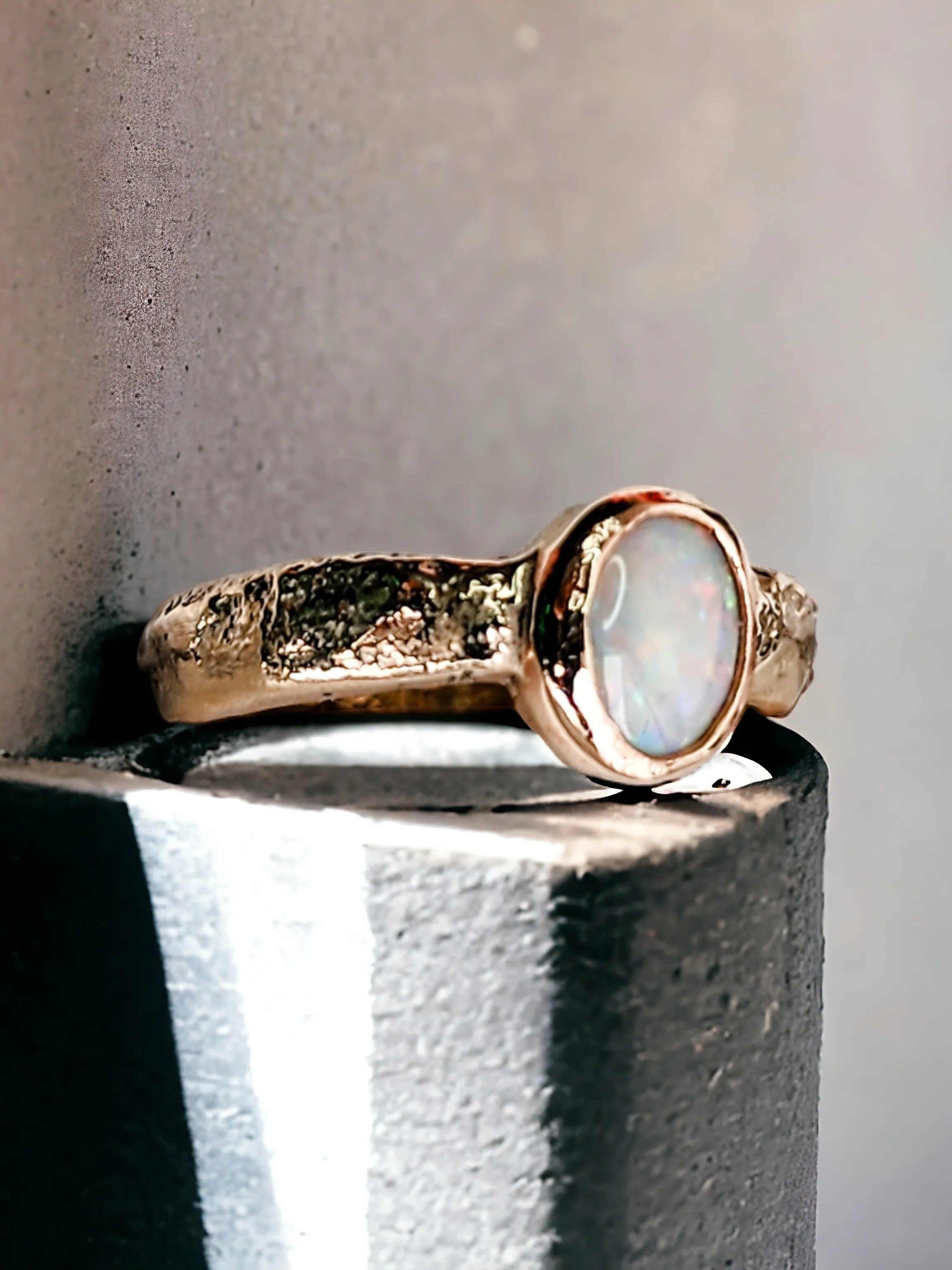 Lightning Ridge Opal ring - Gold