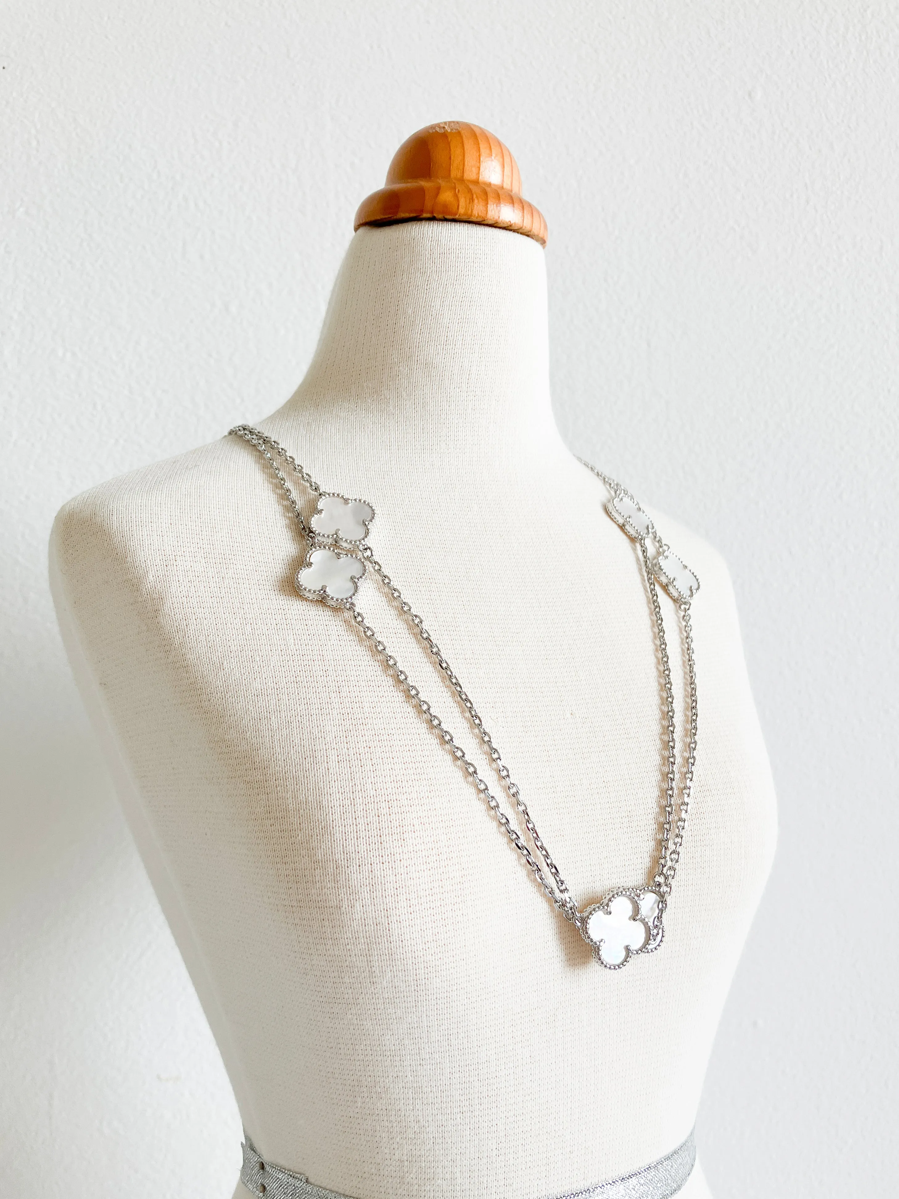 Mother of Pearl Quatrefoil Rope Necklace in Silver