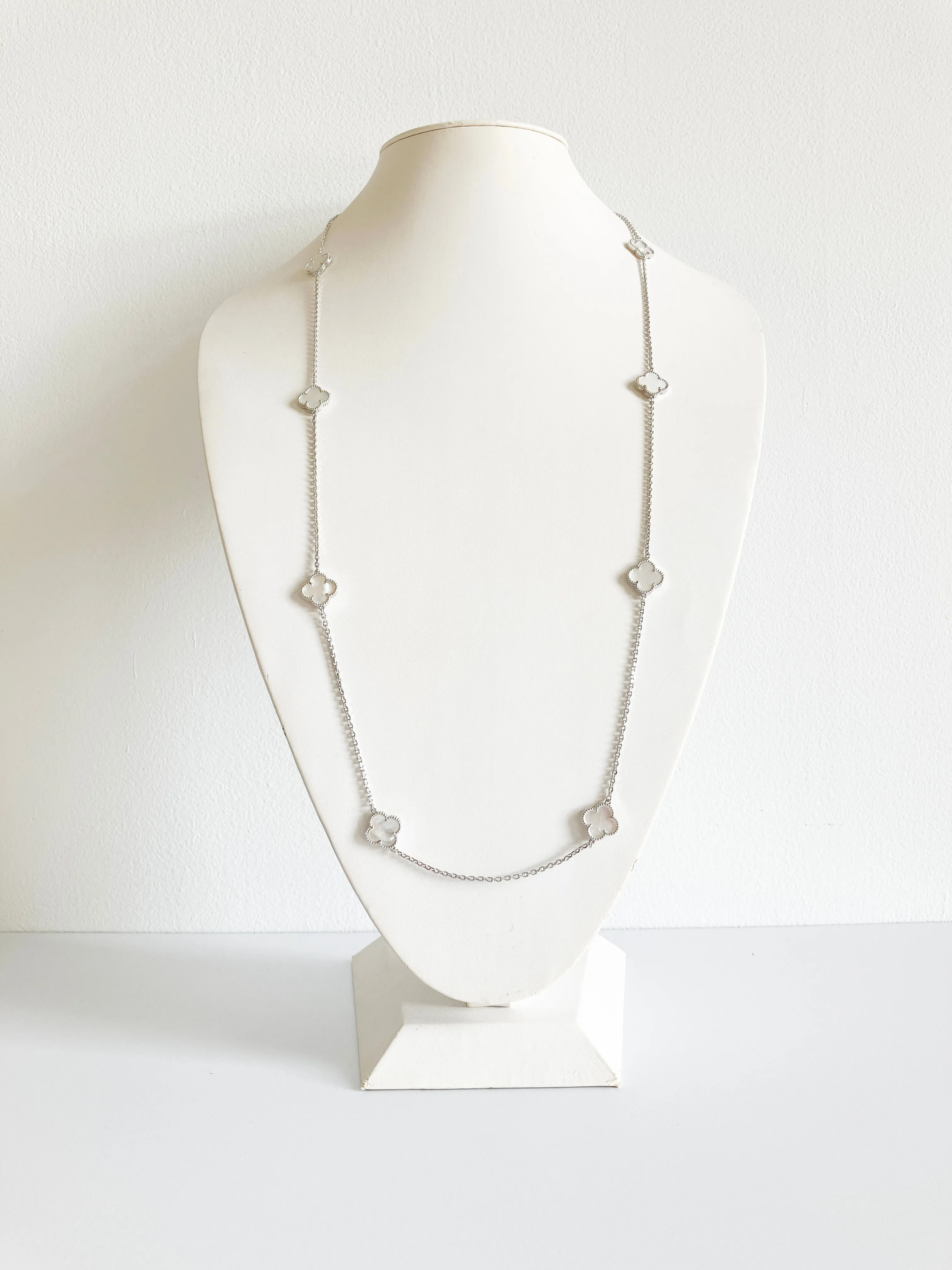 Mother of Pearl Quatrefoil Rope Necklace in Silver