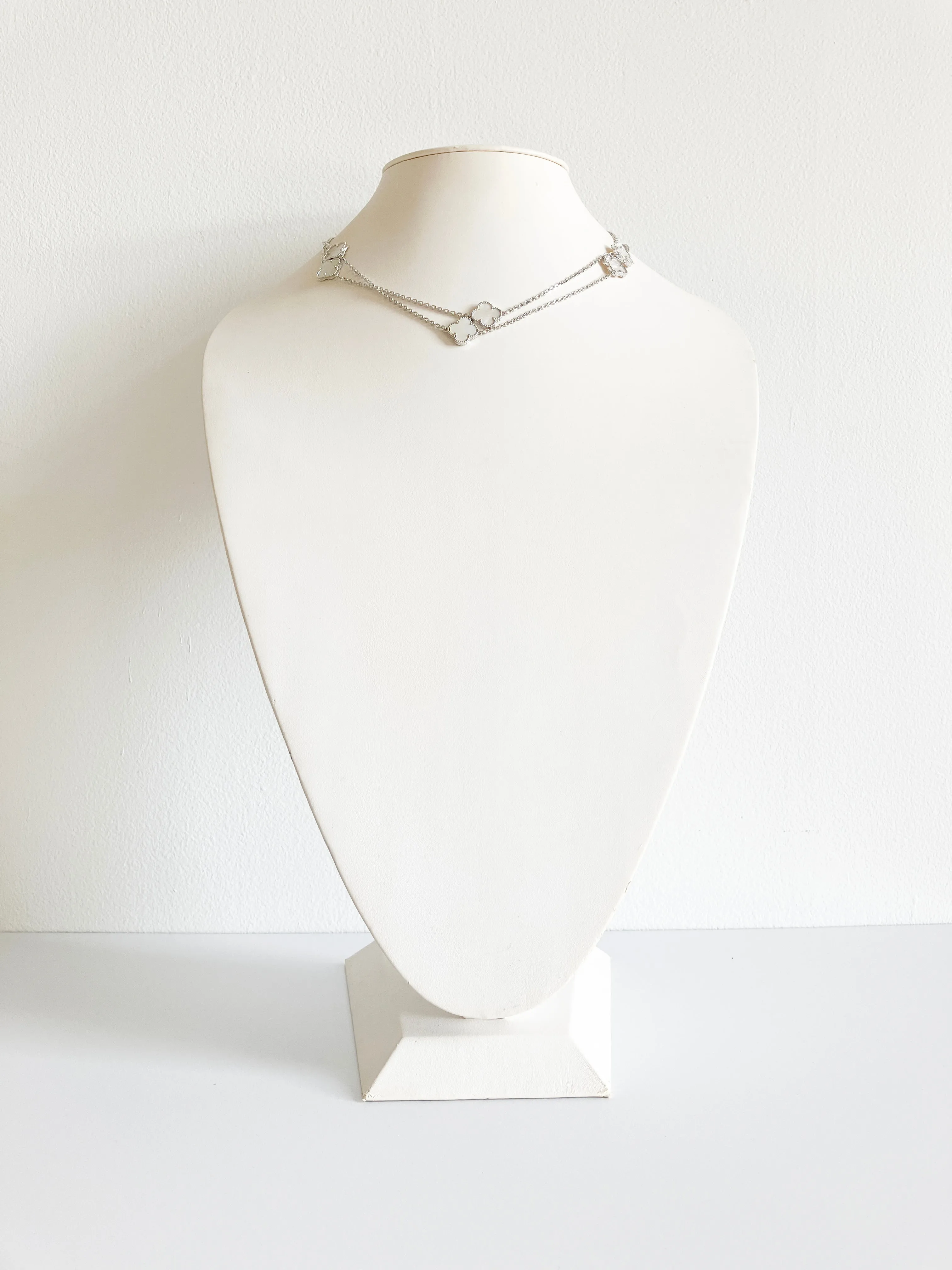 Mother of Pearl Quatrefoil Rope Necklace in Silver