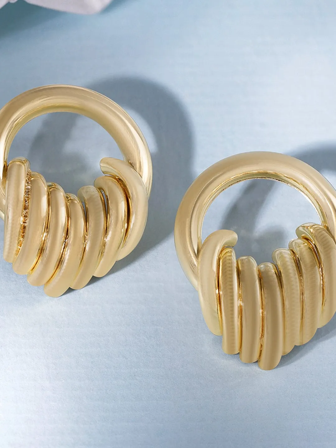 Rubans Voguish 18K gold-plated circle motif Sophisticated stud earrings