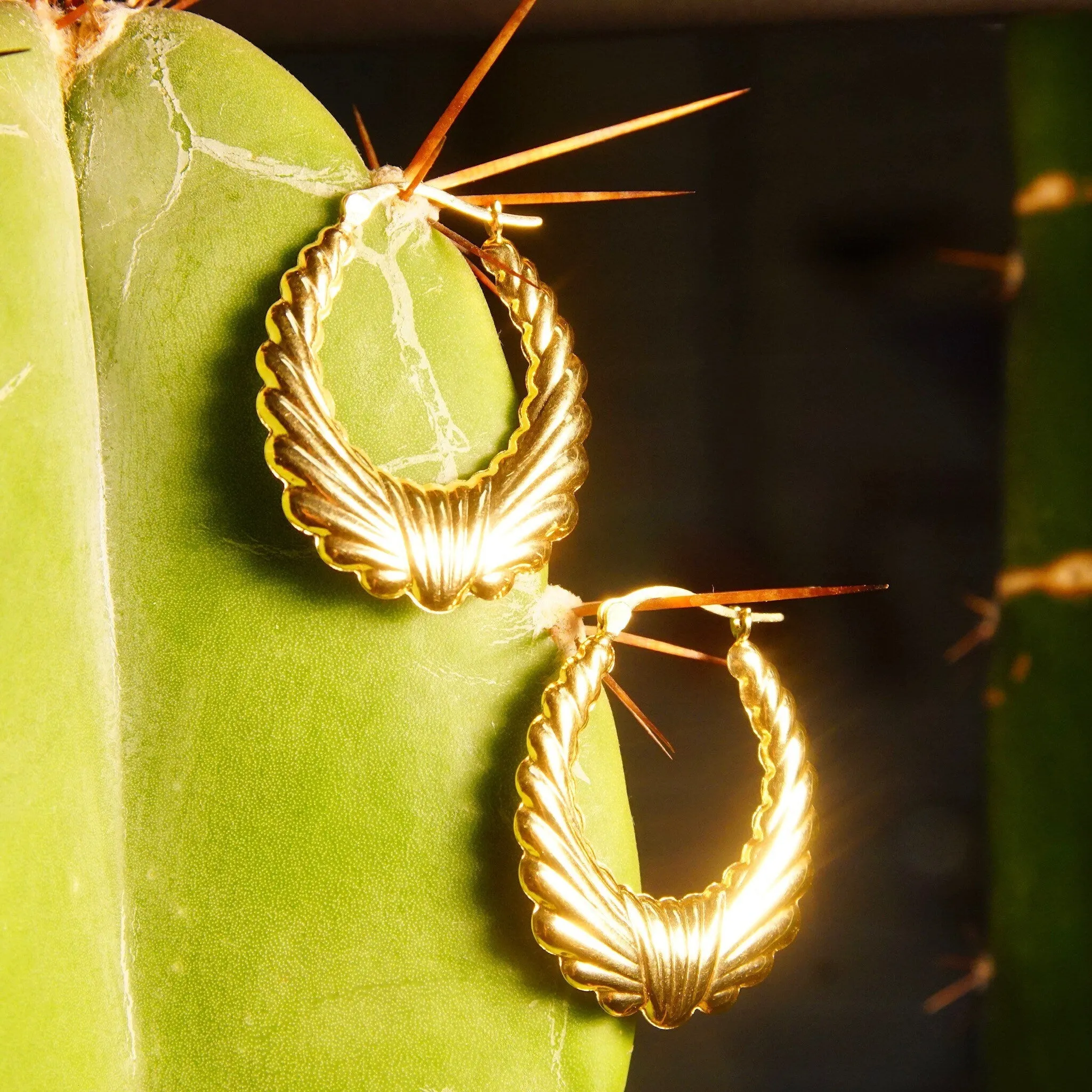 Vintage 14K Yellow Gold Scalloped Hoops, Puffed Wreath Hoop Earrings, Medium 585 Hoops, Sophisticated Gold Earrings, 1 1/4" L