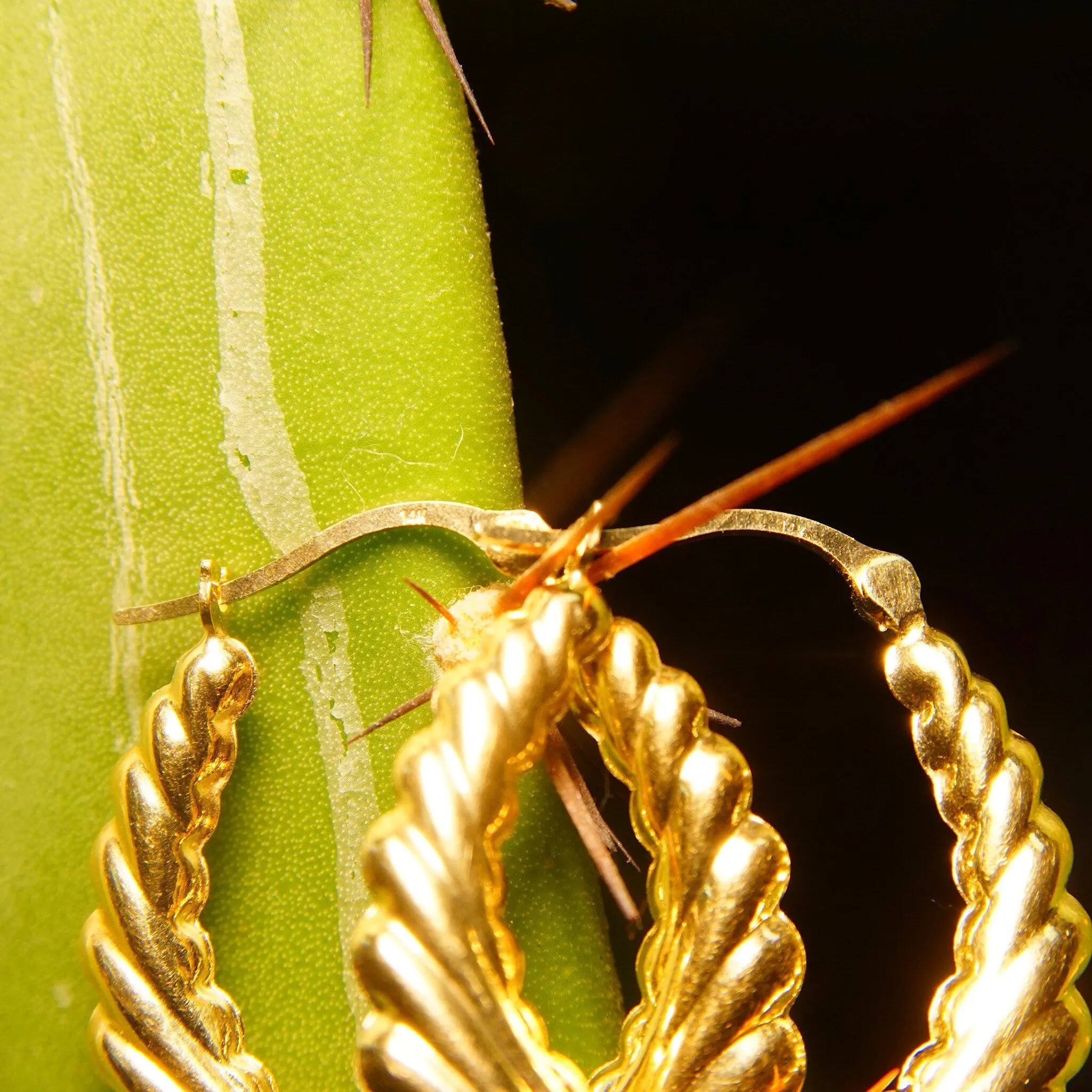 Vintage 14K Yellow Gold Scalloped Hoops, Puffed Wreath Hoop Earrings, Medium 585 Hoops, Sophisticated Gold Earrings, 1 1/4" L