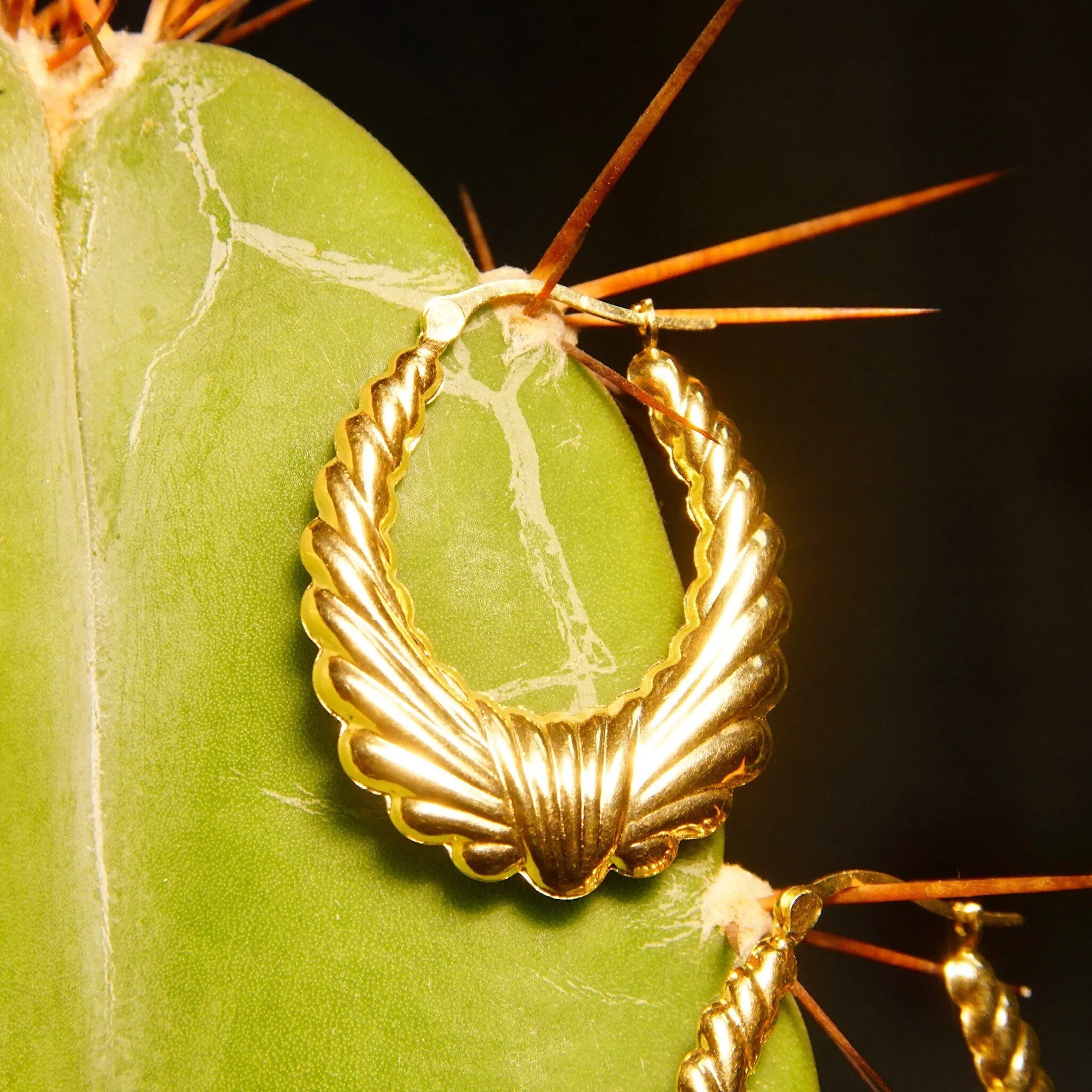 Vintage 14K Yellow Gold Scalloped Hoops, Puffed Wreath Hoop Earrings, Medium 585 Hoops, Sophisticated Gold Earrings, 1 1/4" L