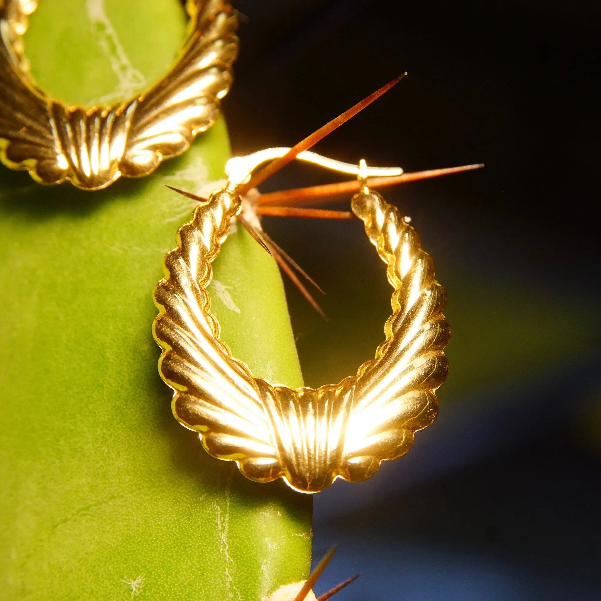 Vintage 14K Yellow Gold Scalloped Hoops, Puffed Wreath Hoop Earrings, Medium 585 Hoops, Sophisticated Gold Earrings, 1 1/4" L